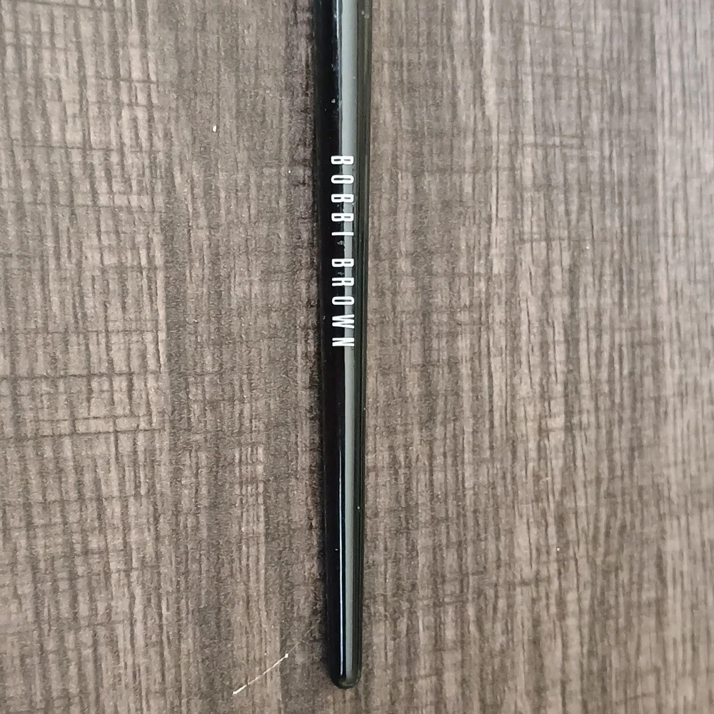 Bobbi Brown Black Makeup Brush with Brown Bristles-Angle Eye Shadow Brush